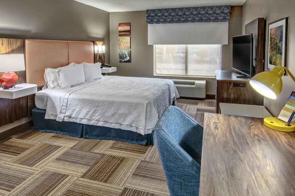 Hampton Inn Latrobe photo 17
