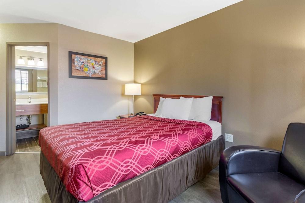 Econo Lodge Inn & Suites Dickson photo 16