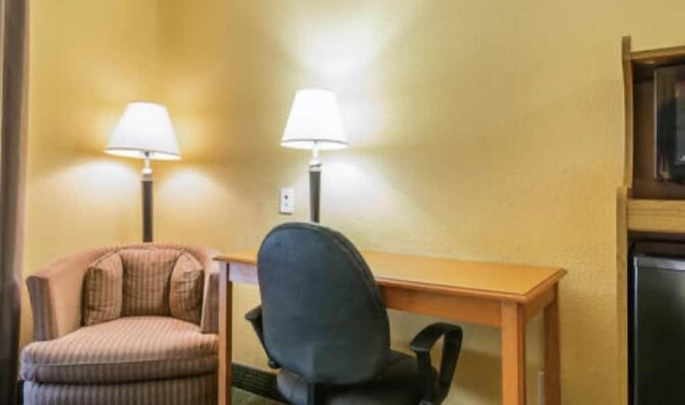 Franklin Inn & Suites photo 6