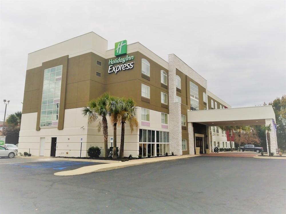 Holiday Inn Express Columbia NE - Fort Jackson by IHG photo 1