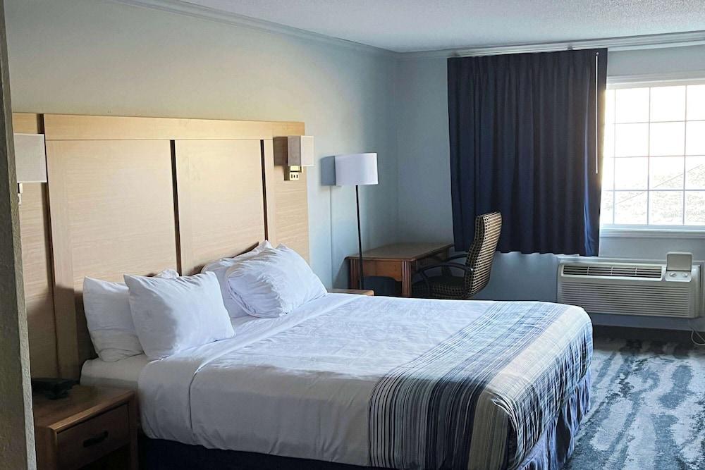 Days Inn & Suites by Wyndham Williamsburg IA North photo 16