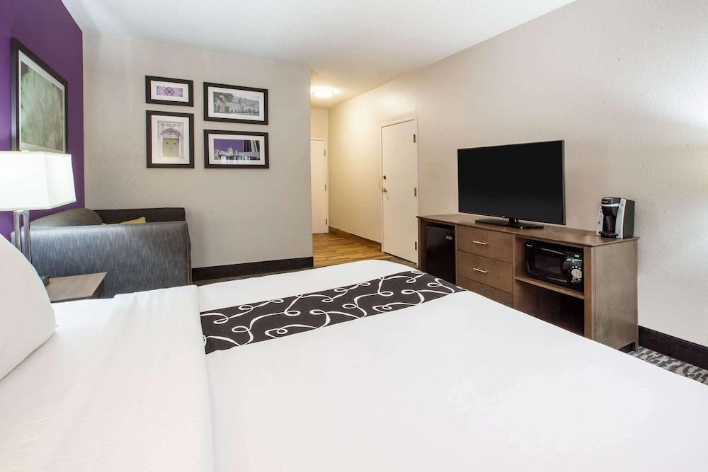 La Quinta Inn & Suites by Wyndham Elkhart photo 4