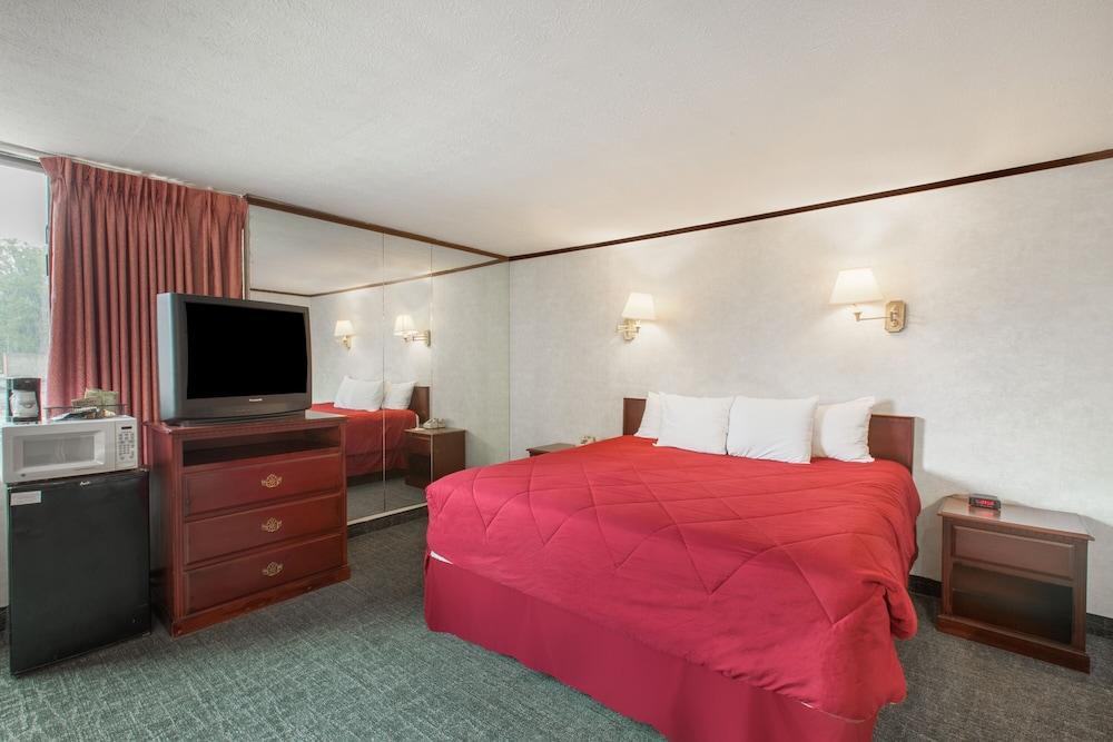 Schenectady Inn & Suites photo 6