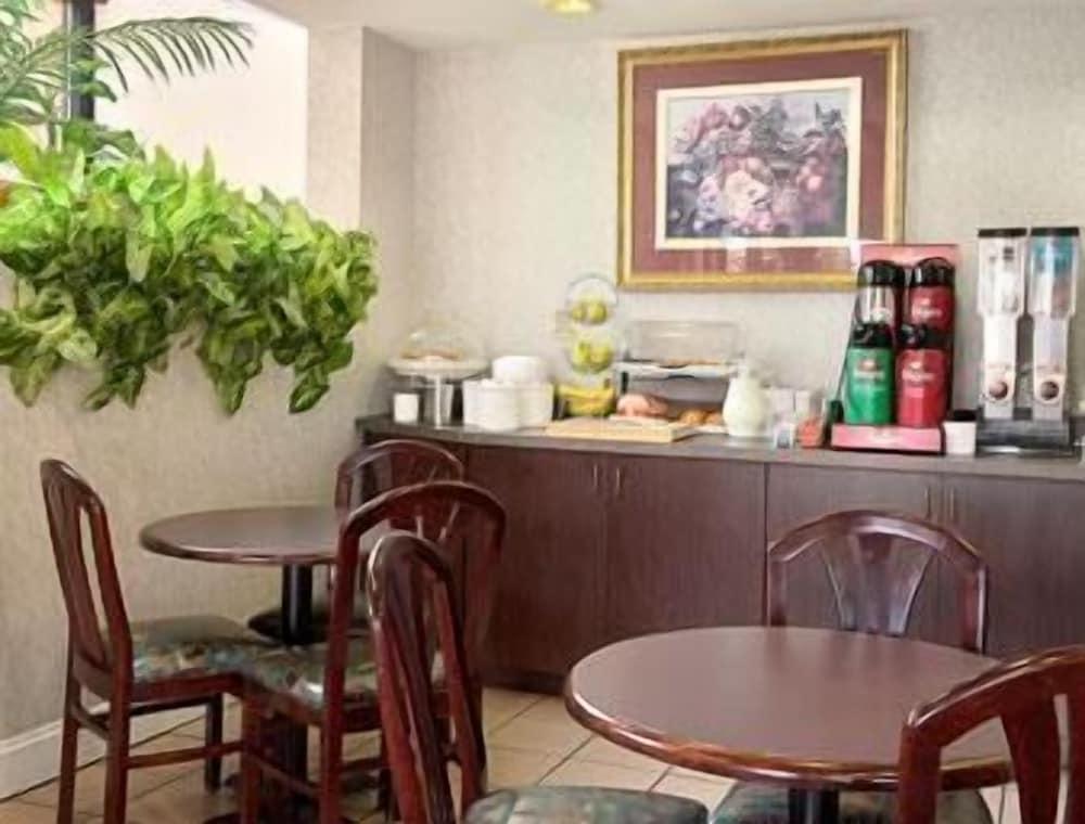 Days Inn by Wyndham Saint Pauls photo 24