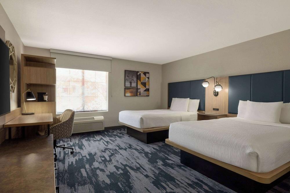 La Quinta Inn & Suites by Wyndham Austin Southwest photo 3