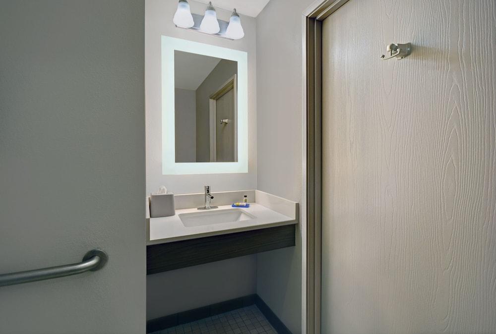 Holiday Inn Express Adrian by IHG photo 26
