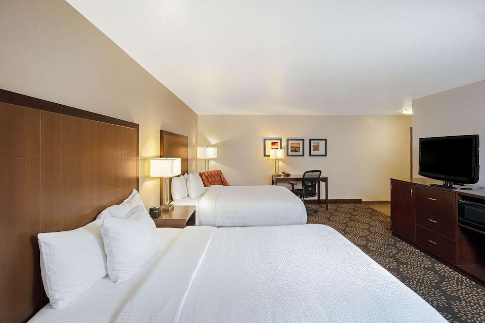 La Quinta Inn & Suites by Wyndham Las Vegas Red Rock photo 6