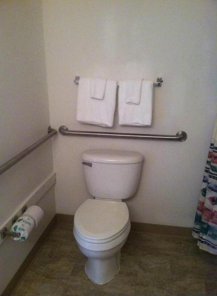 Douglas Inn & Suites photo 15