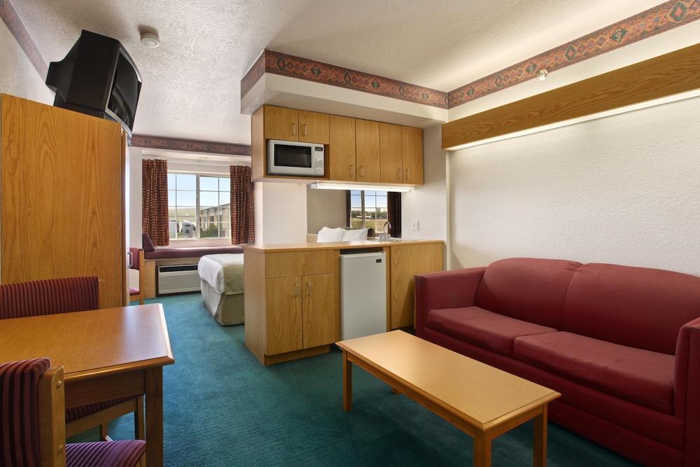 Microtel Inn & Suites by Wyndham Albuquerque West photo 4