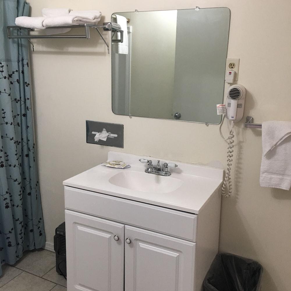 Traveler's Inn Motel photo 21