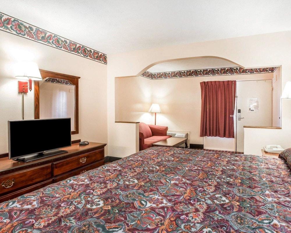 Econo Lodge McDonough South photo 16