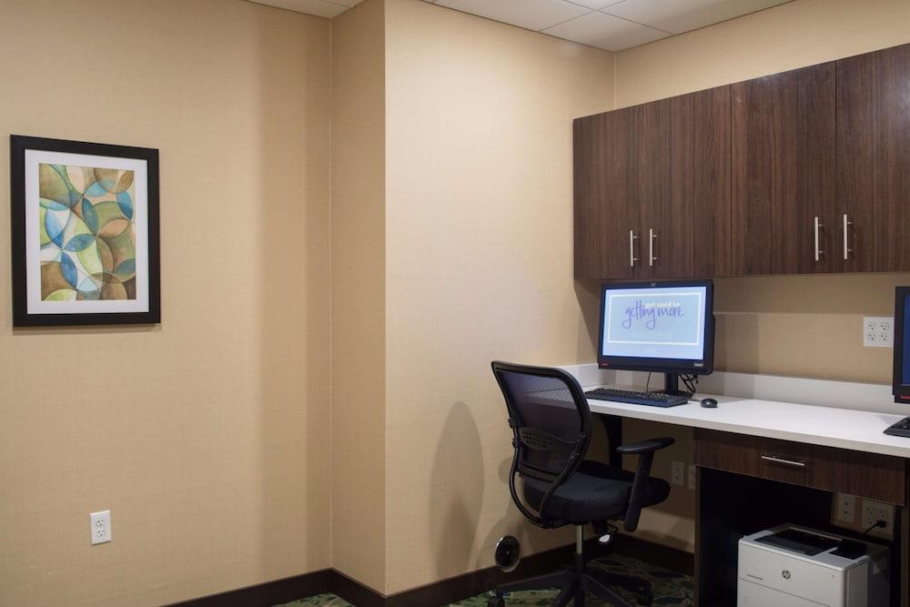 Hampton Inn Big Rapids photo 26