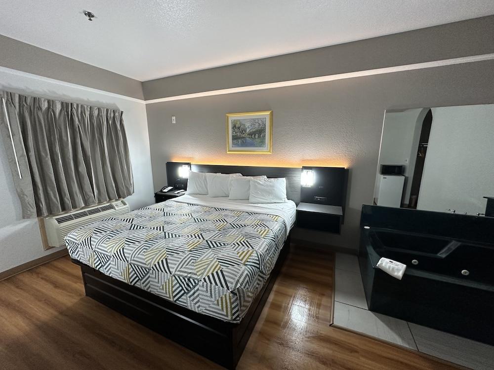 Motel 6 Alvarado, TX photo 15