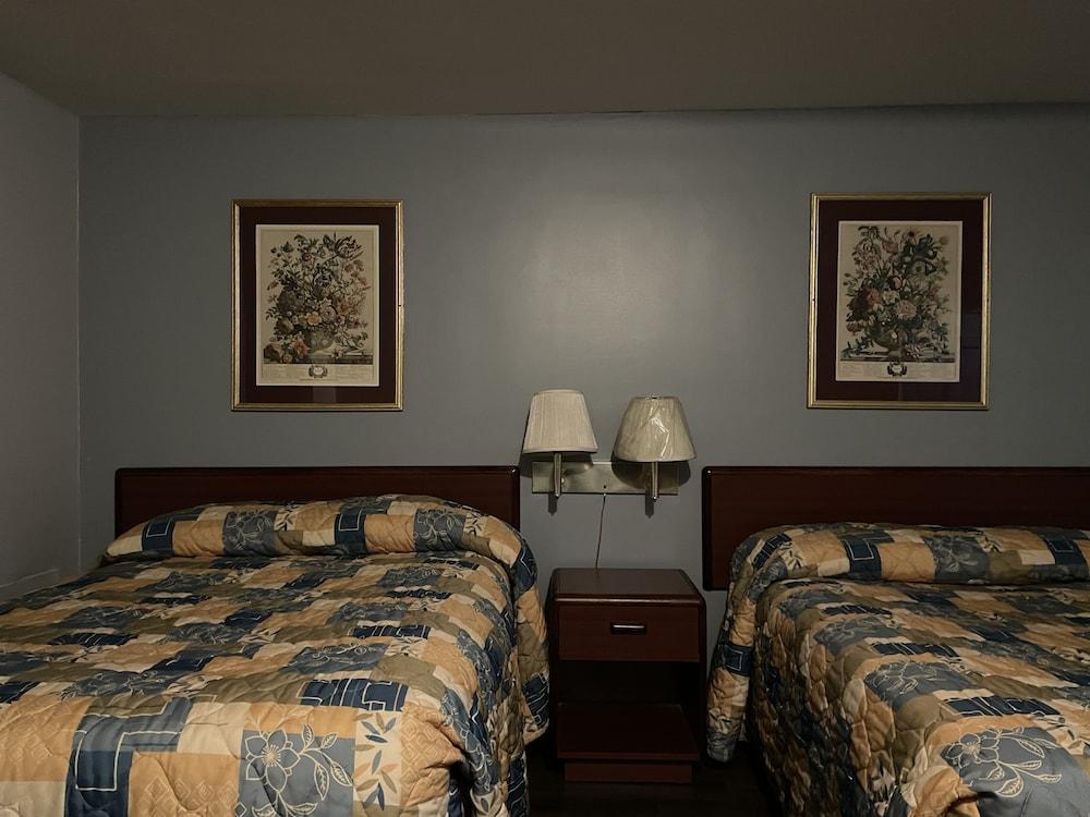 Budget Host Three Crowns Motor Lodge photo 13