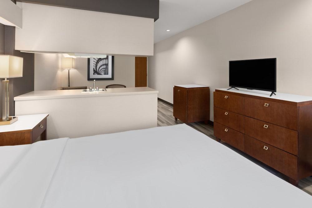 Americas Best Value Inn & Suites Racine photo 24