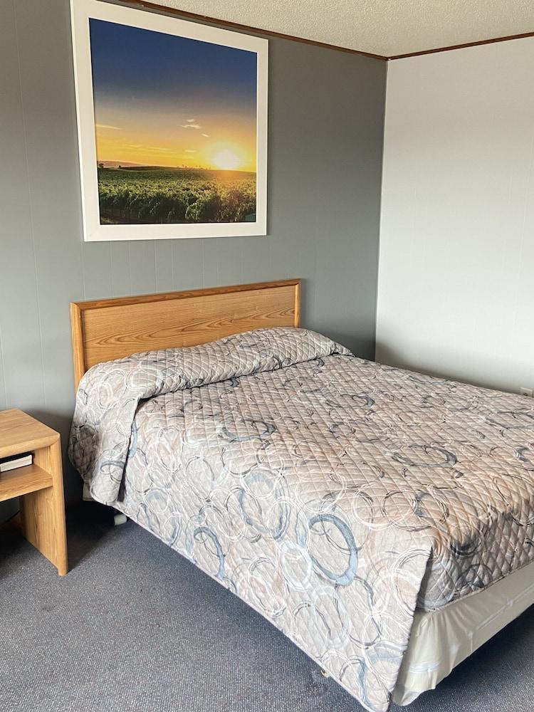 Economy Inn Motel photo 8