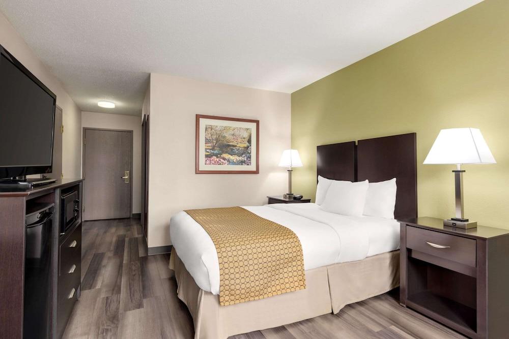 Baymont by Wyndham Monroe photo 19