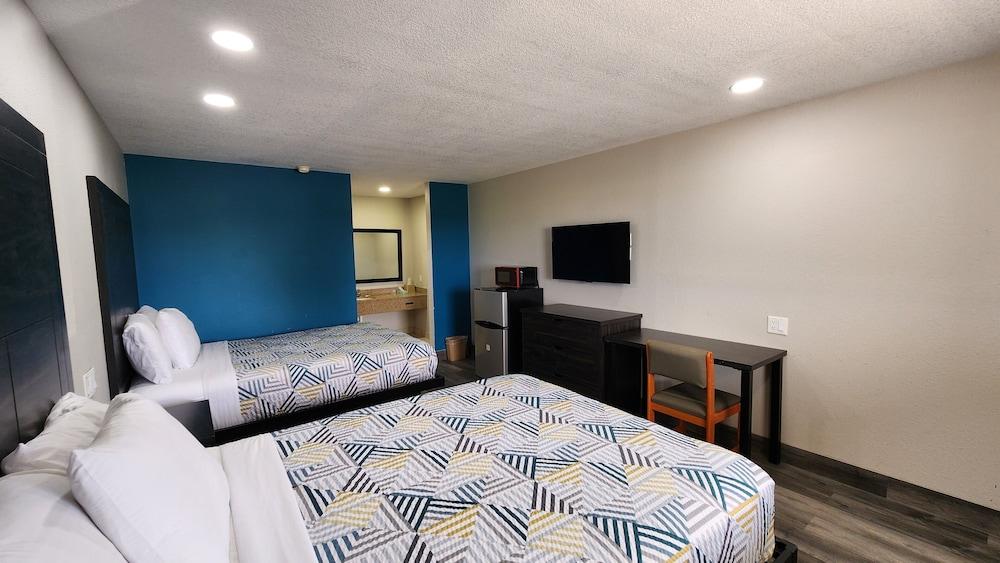 Scottish Inn & Suites photo 30