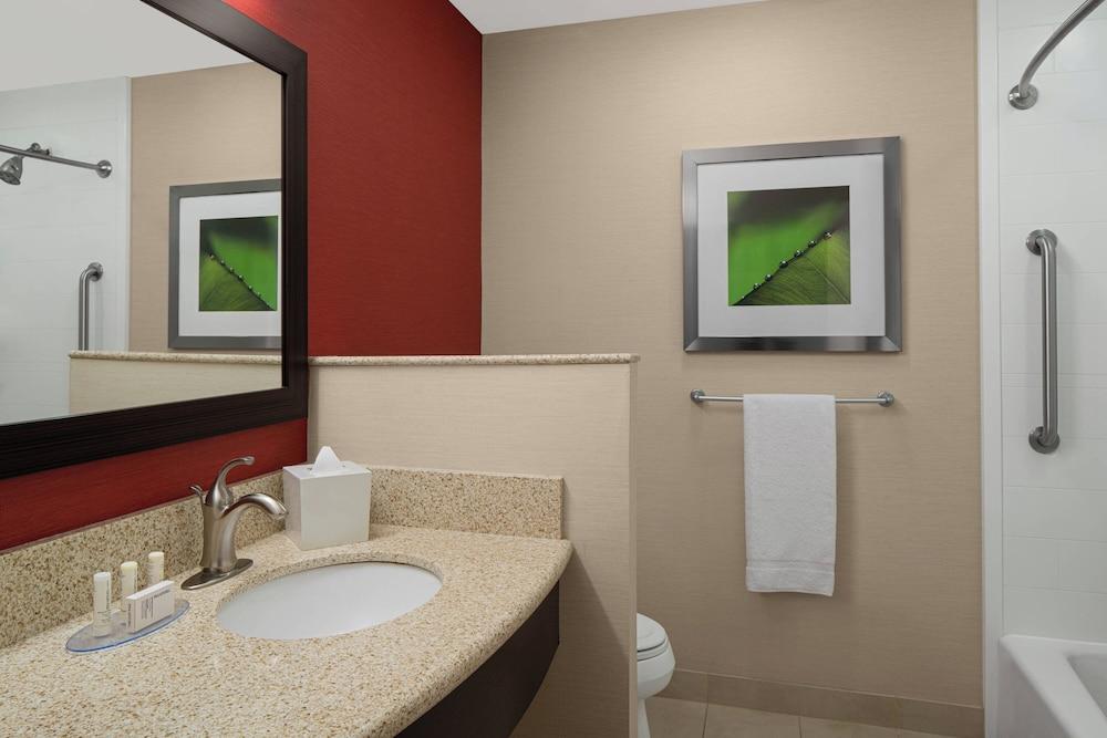 Courtyard Houston Kingwood photo 12