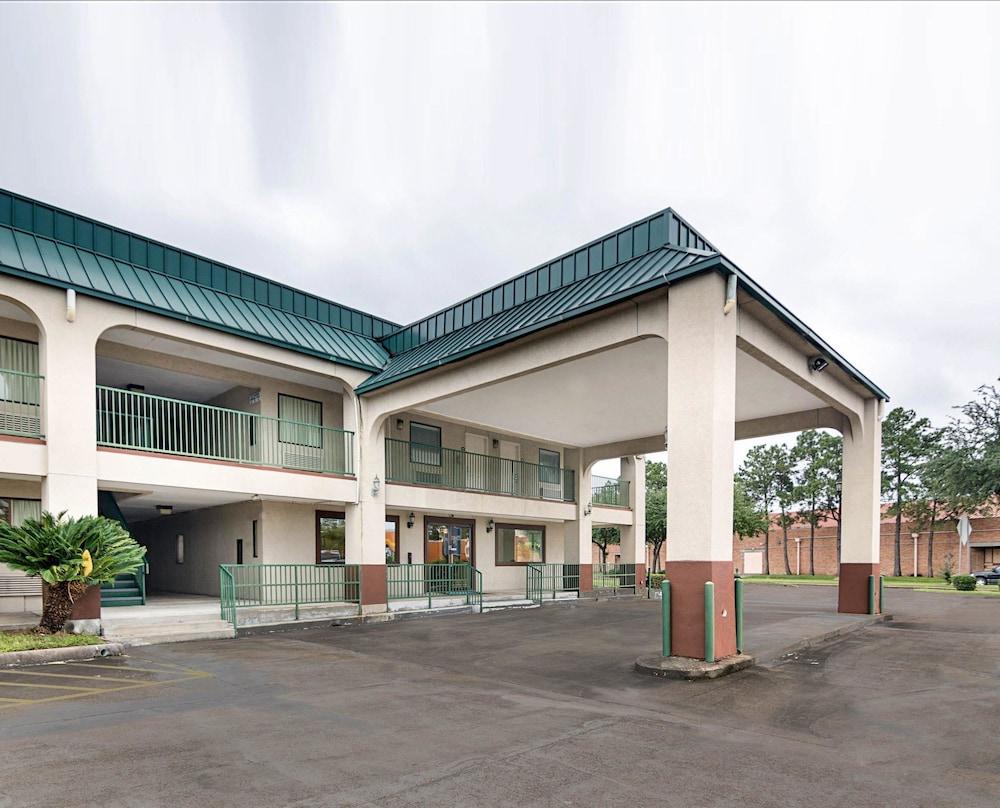Rodeway Inn & Suites Highway 290 Northwest photo 13