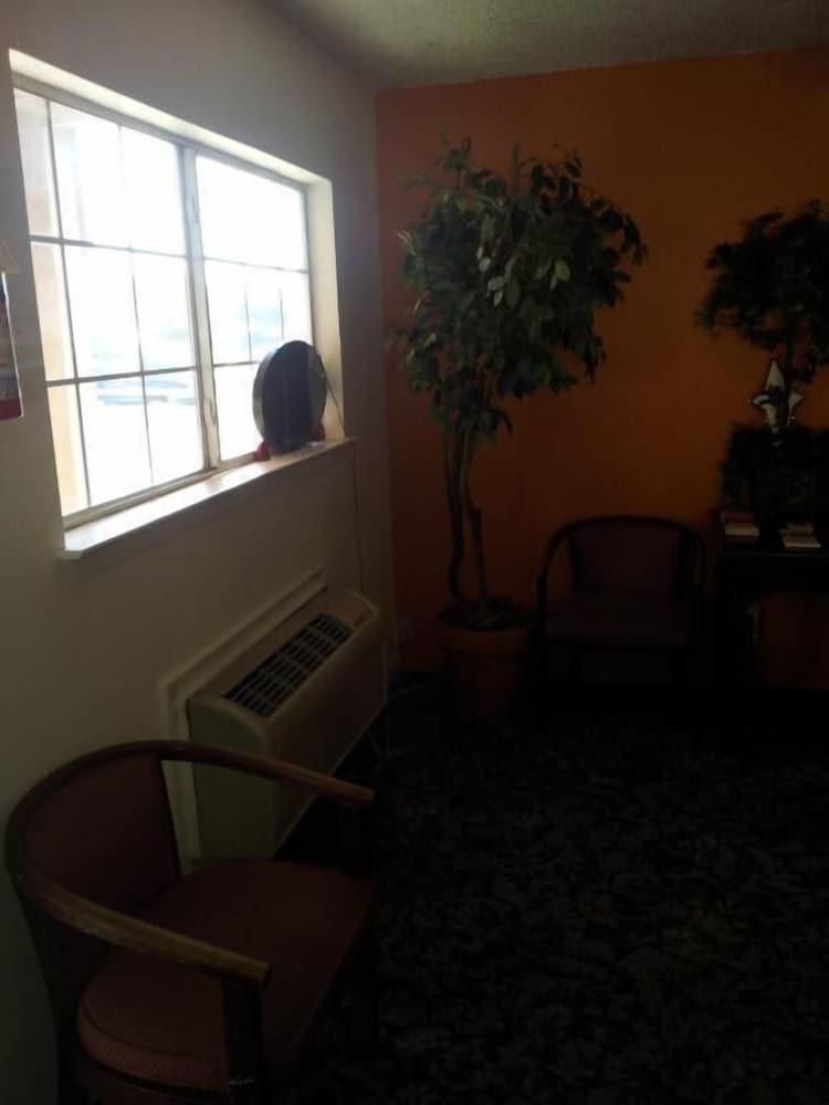 Deluxe Inn photo 38