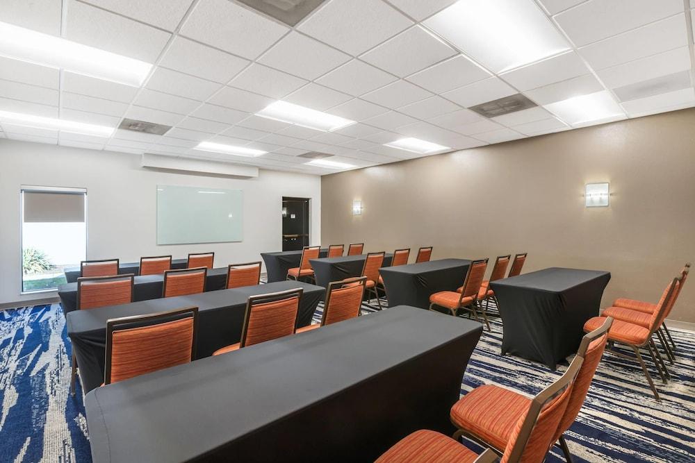 Comfort Inn & Suites Arlington Heights - Buffalo Grove photo 36