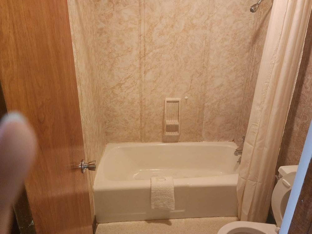 First Inn By OYO Quinter Hwy 70 photo 10
