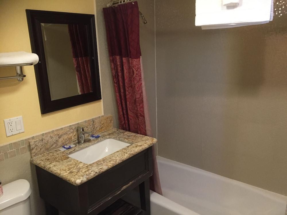 Bayshore Inn Motel photo 40