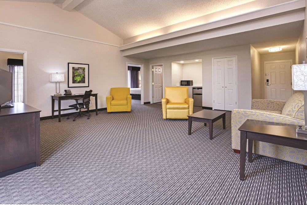Days Inn by Wyndham Gainesville University I-75 photo 15