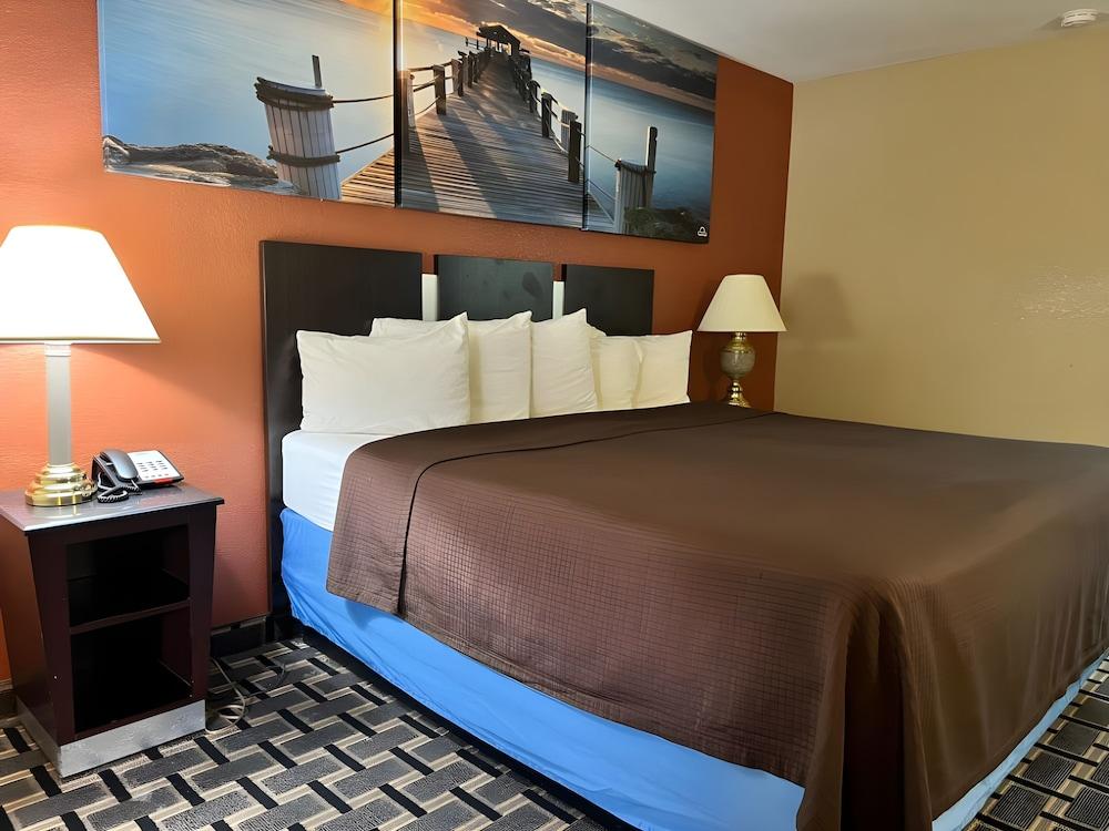 Days Inn & Suites by Wyndham Pine Bluff photo 17