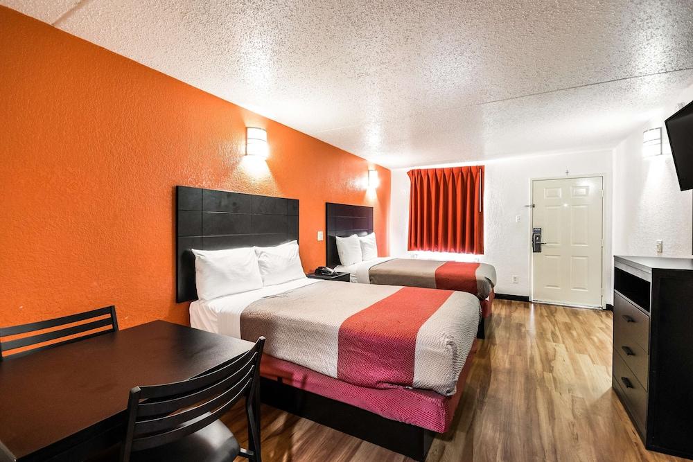 Motel 6 Houston, TX - Brookhollow photo 21