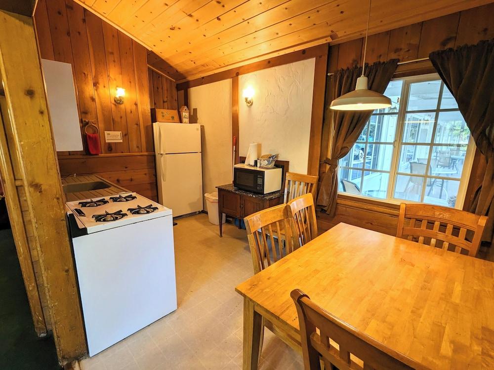 Bluebird Cottage Inn photo 36