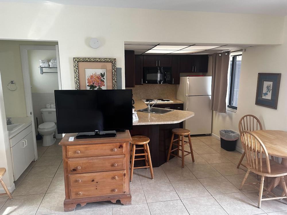 Emerald Seas Deerfield Beach Club photo 12