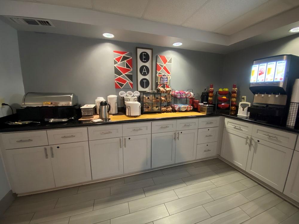 Ramada by Wyndham Luling photo 24