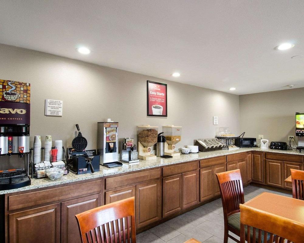 Econo Lodge Inn & Suites photo 26