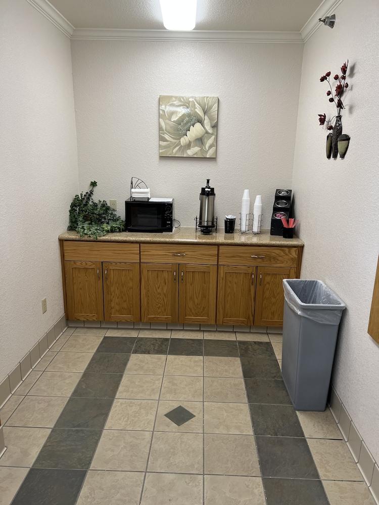 Express Inn & Suites photo 5