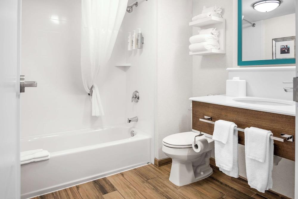 Hampton Inn Grand Rapids-North photo 10