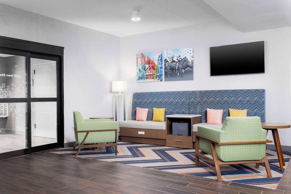 Hampton Inn Louisville-Airport photo 2