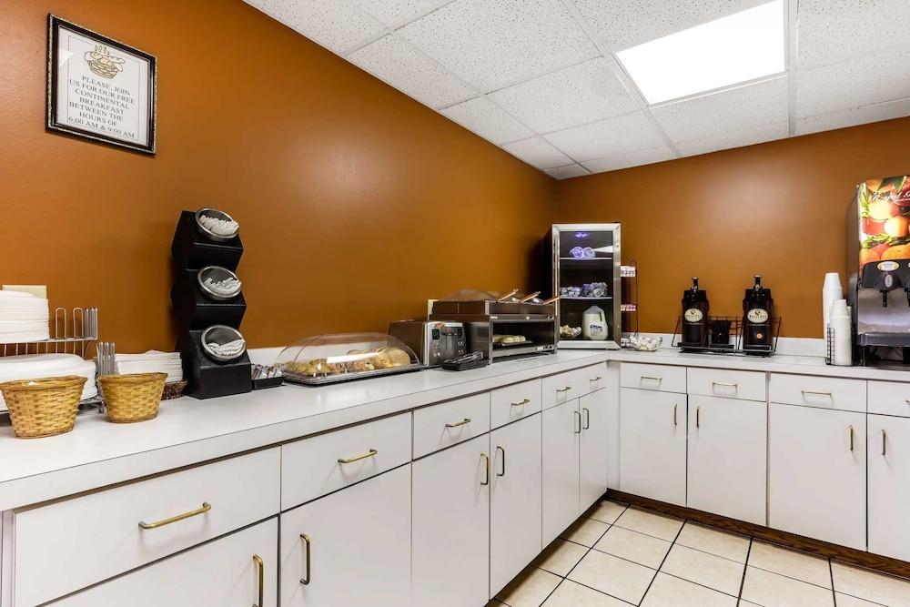 Econo Lodge Inn & Suites Dickson photo 29