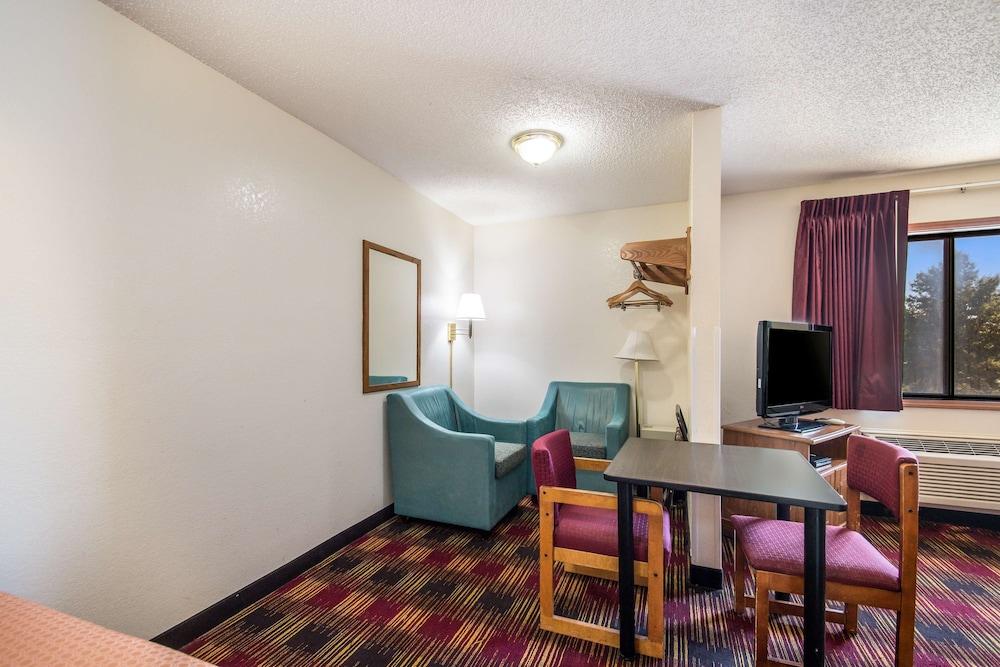 Americas Best Value Inn & Suites Harrisonville photo 11