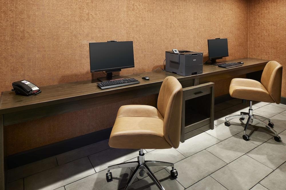 Hampton Inn Newark Airport photo 21