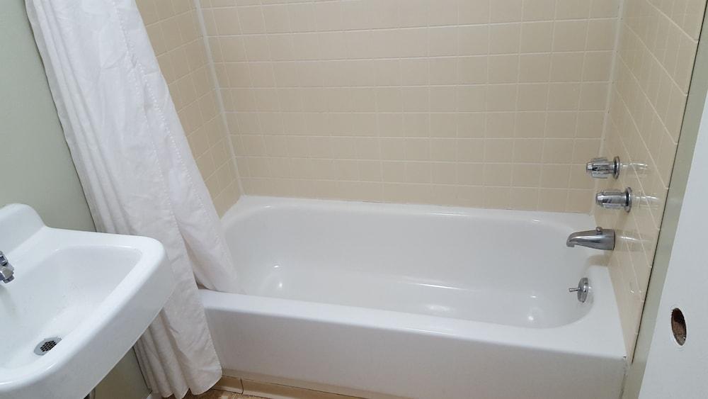 Colonial West Motel photo 8