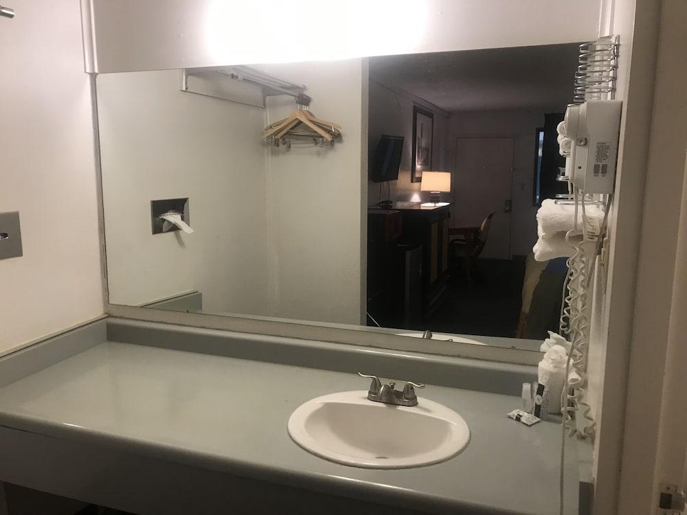 Travelers Inn & Suites photo 33