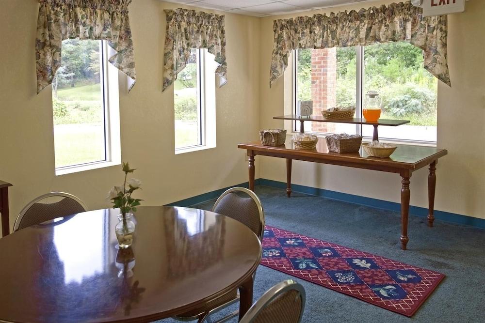 Americas Inn photo 23