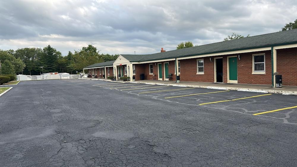 Hillcrest Motel By OYO Aurora IN Near Lawrenceburg photo 11