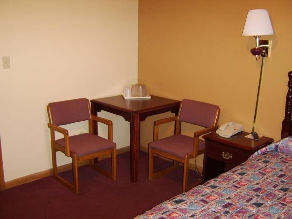 Budget Inn photo 3