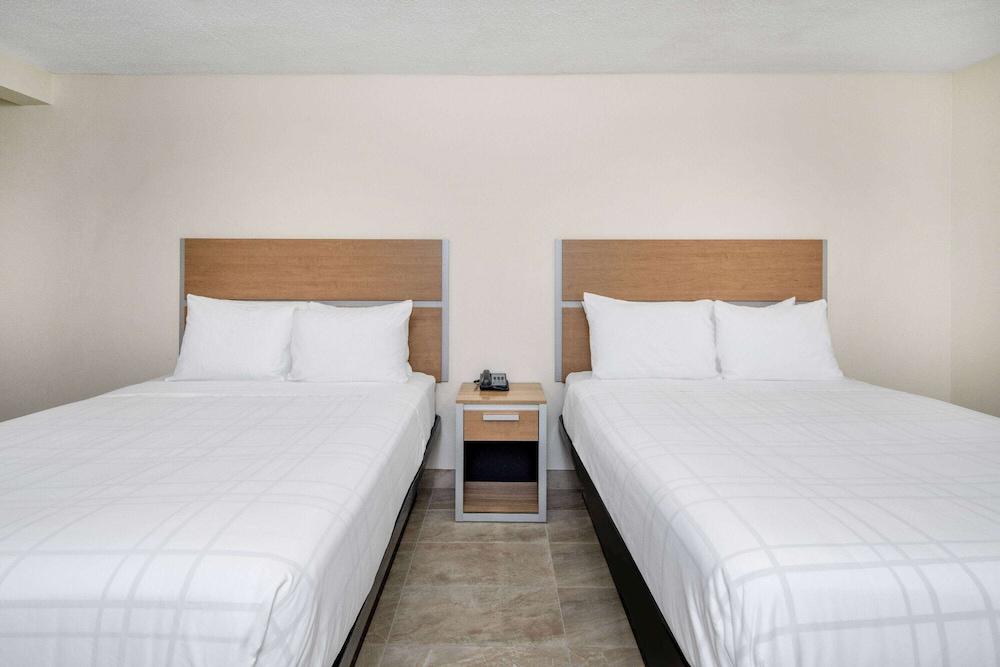 Super 8 by Wyndham Bakersfield Ca photo 17