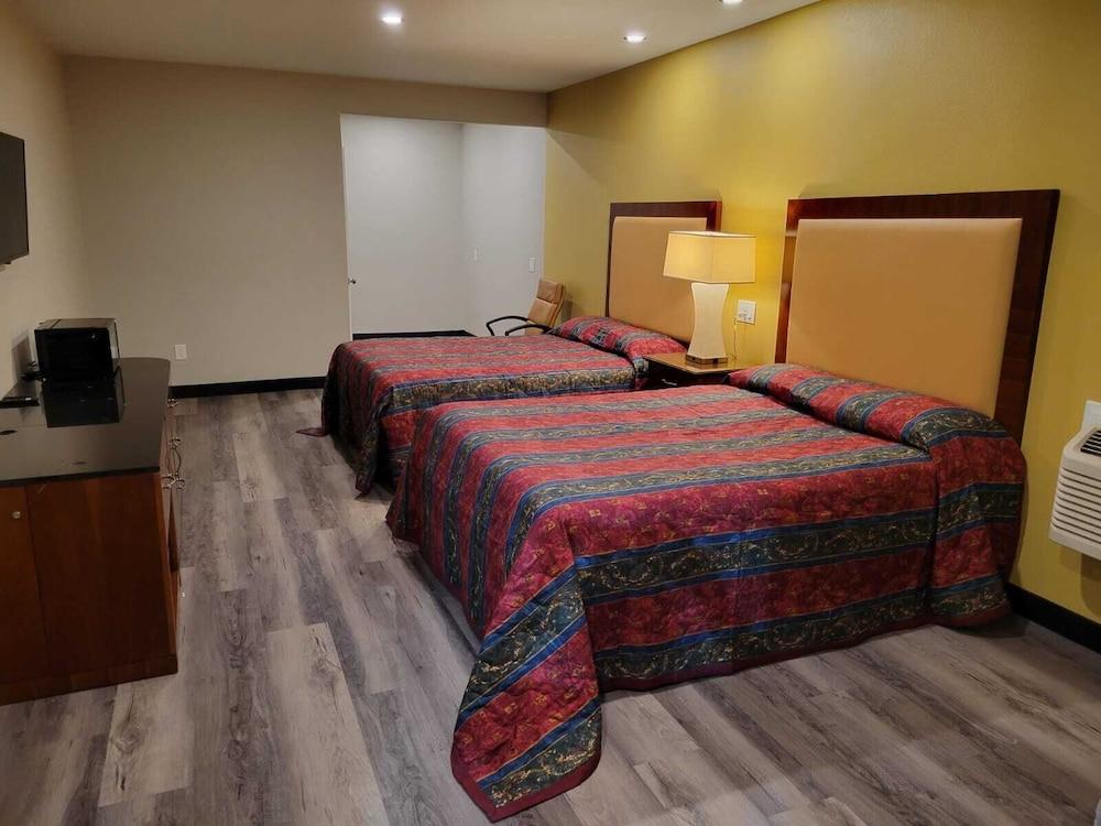 Stadium Inn & Spas photo 6