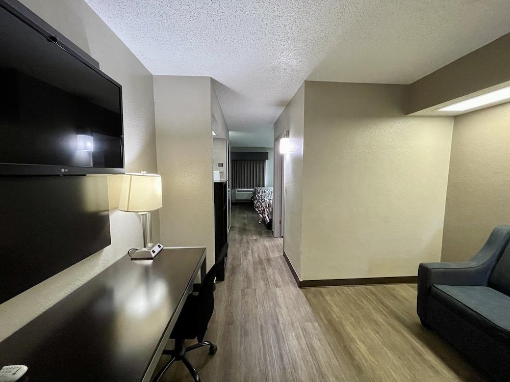 Red Roof Inn & Suites Jackson - Richland photo 4