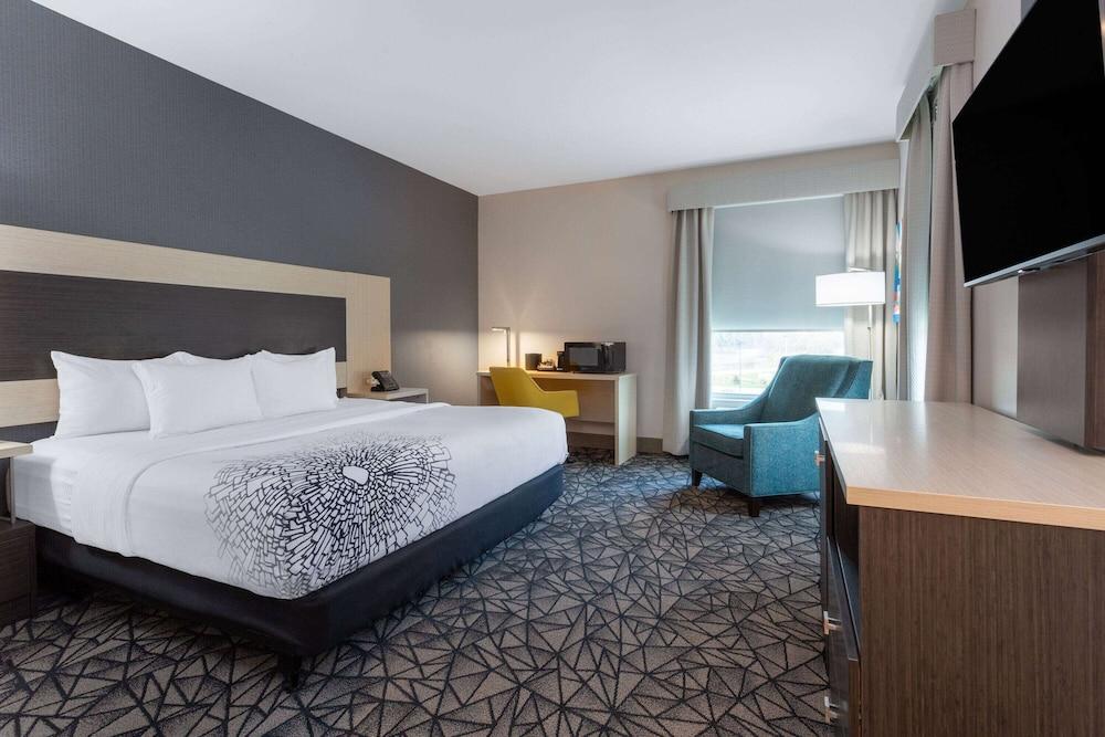 La Quinta Inn & Suites by Wyndham Shorewood photo 8